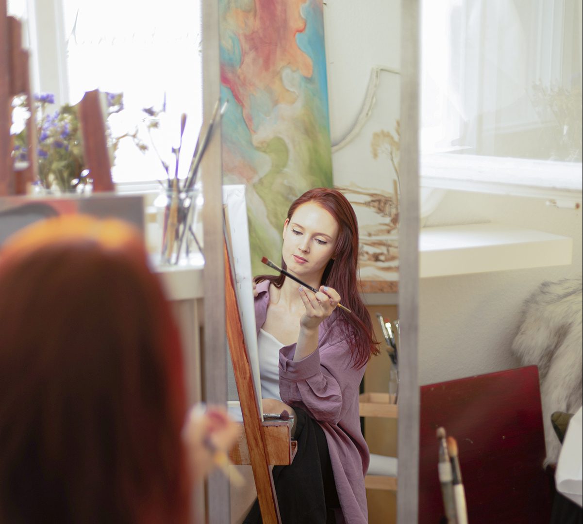 evelina klanikova painting in studio.